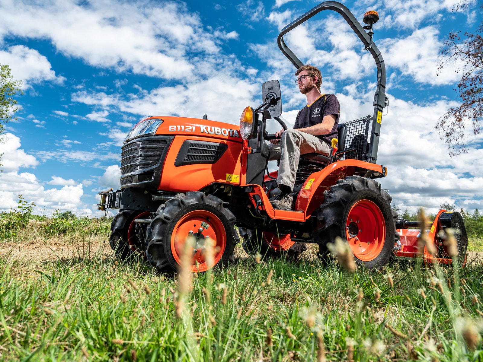 Мини трактор в двора – повече от играчка